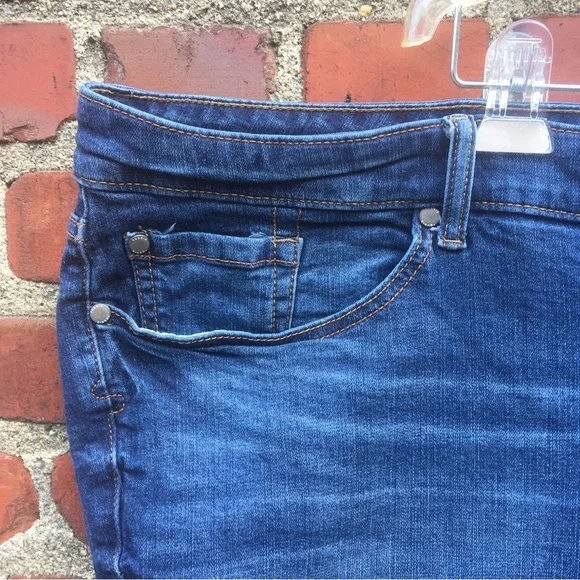 Torrid Skinny Crop Jeans Blue Denim Faded Dark Wash Whiskers Plus Size 30 R 30R - Picture 3 of 13